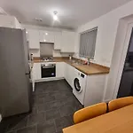 Dom wakacyjny Modern 2br House Sleeps 5 Free Parking Contractor Friendly Parking *