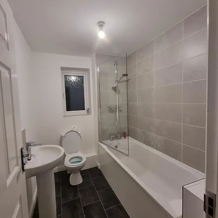 Modern 2br House Sleeps 5 Free Parking Contractor Friendly Parking *