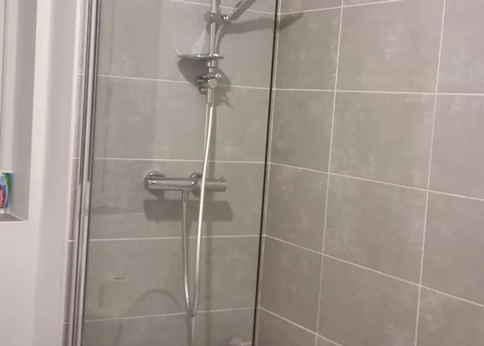 Vakantiehuis Modern 2br House Sleeps 5 Free Parking Contractor Friendly Parking