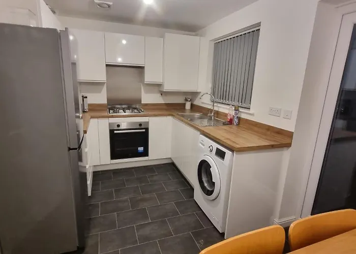 Vakantiehuis Modern 2br House Sleeps 5 Free Parking Contractor Friendly Parking *